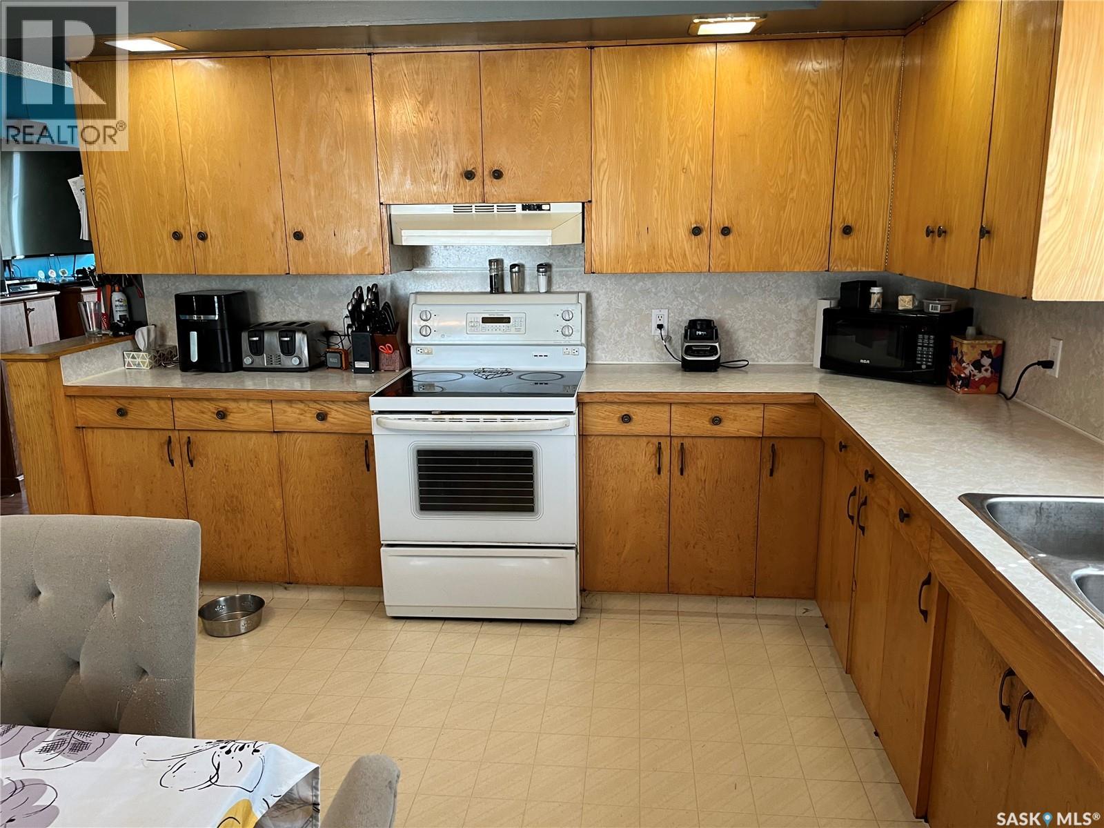 229 4th Avenue E, Gravelbourg, Saskatchewan  S0H 1X0 - Photo 9 - SK044335