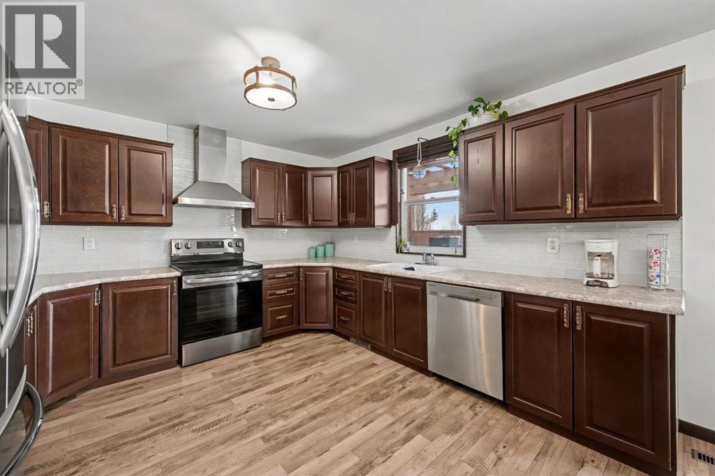 677 Wallace Drive, Carstairs, Alberta  T0M 0N0 - Photo 8 - A2326327