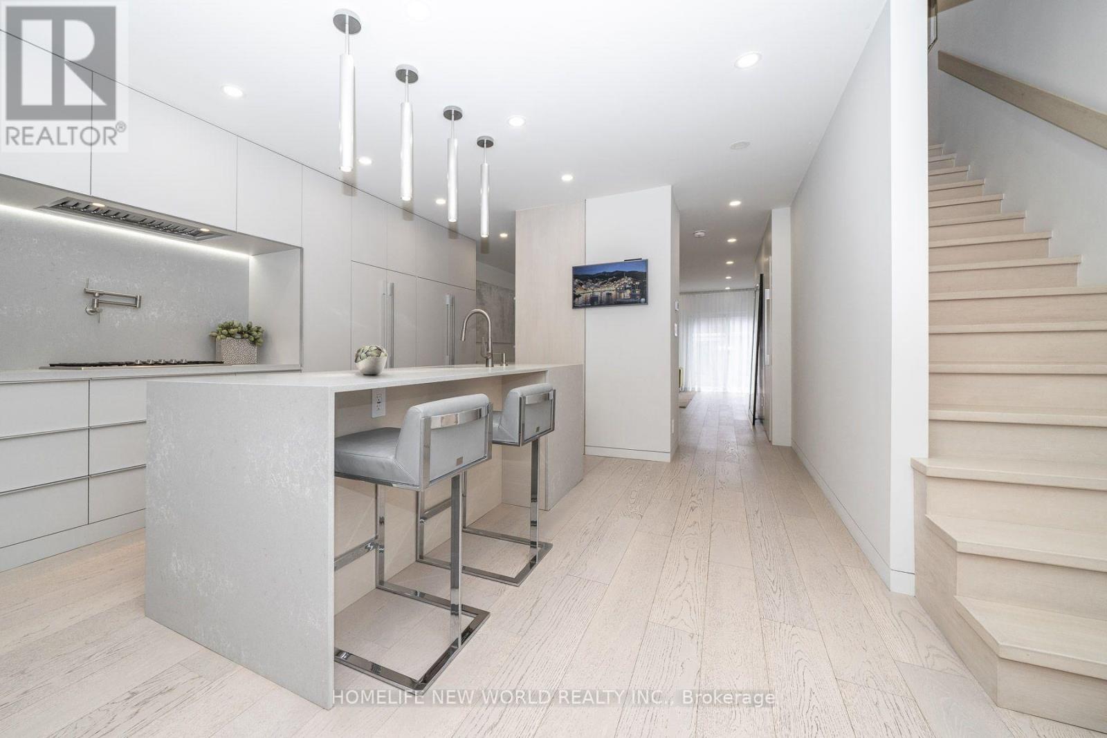 30 Carling Avenue, Toronto, Ontario  M6G 3S1 - Photo 3 - W13631832