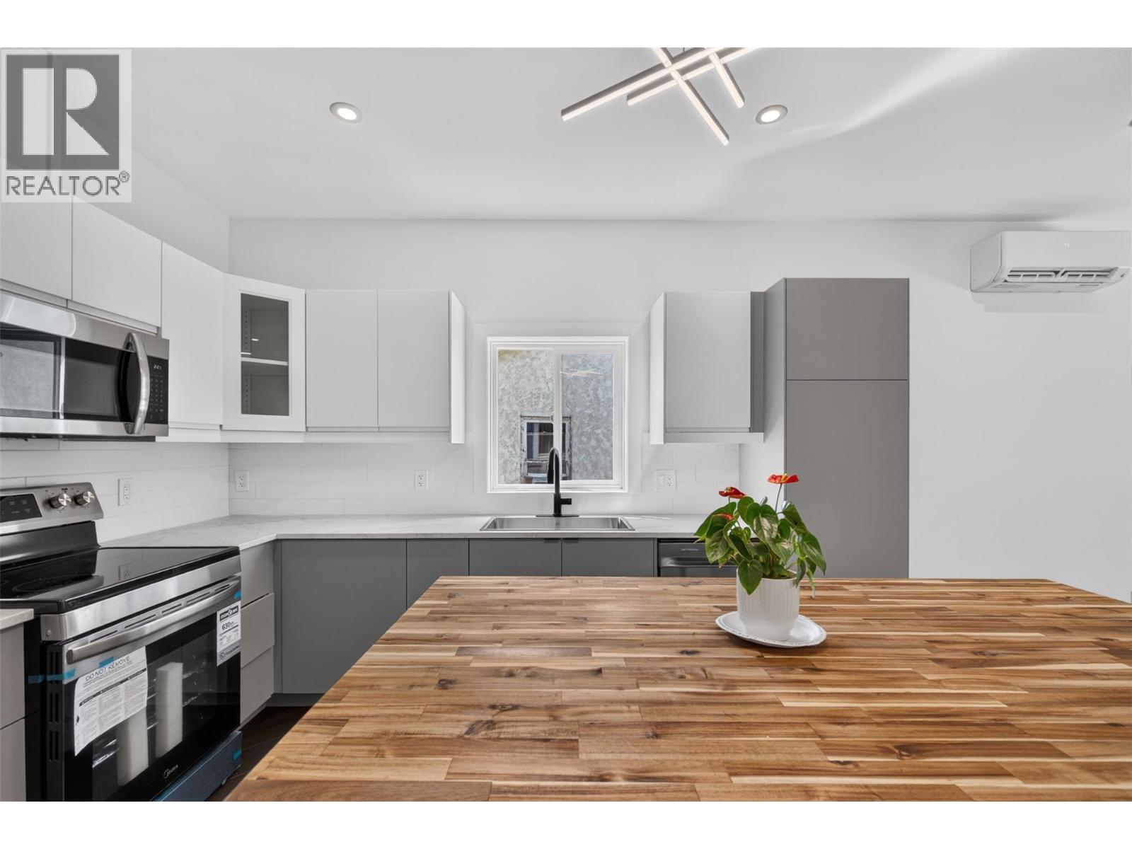 630 Okanagan SE Avenue, Salmon Arm, British Columbia  V1E 1G7 - Photo 4 - 10396119