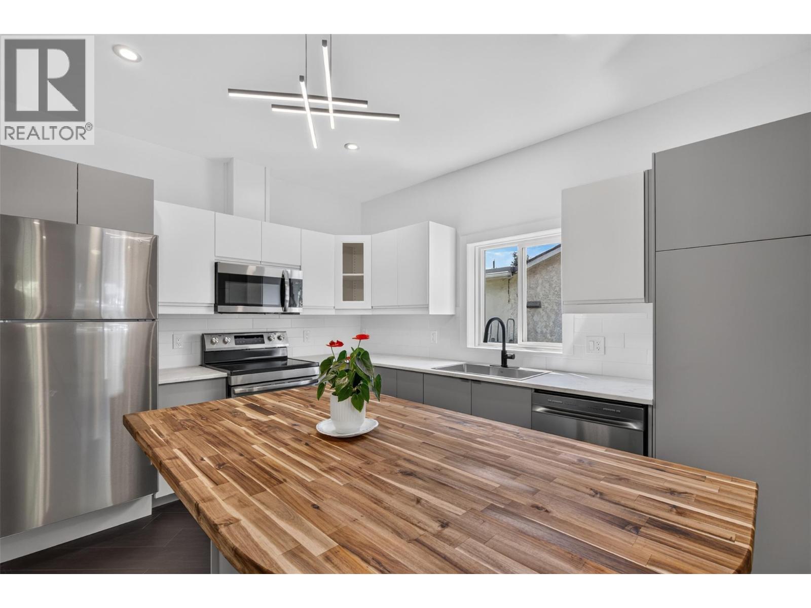630 Okanagan SE Avenue, Salmon Arm, British Columbia  V1E 1G7 - Photo 5 - 10396119