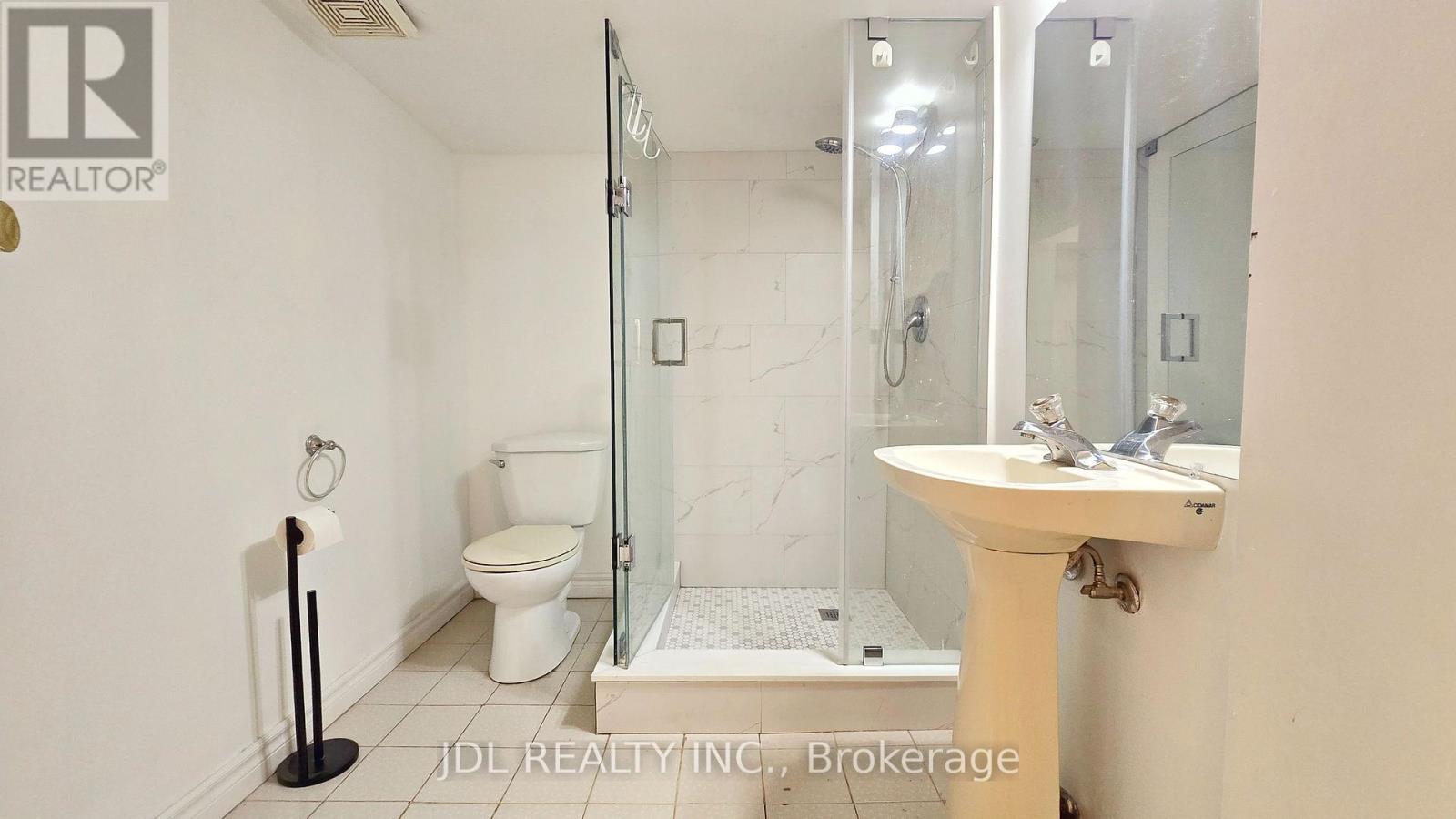 3769 Brandon Gate Drive, Mississauga, Ontario L4T 3N1 - Photo 11 - W13631936