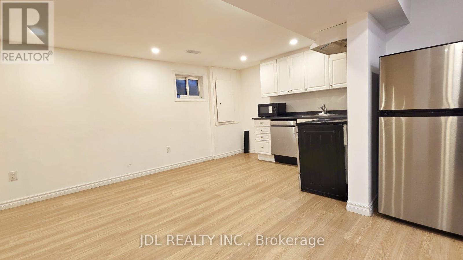3769 Brandon Gate Drive, Mississauga, Ontario L4T 3N1 - Photo 4 - W13631936