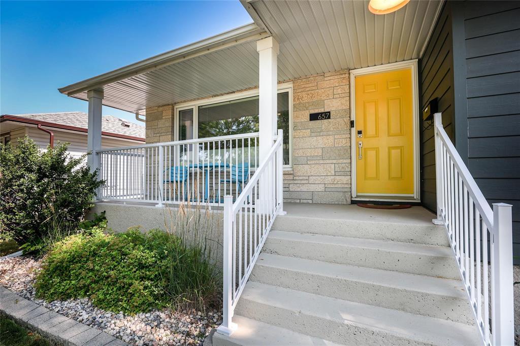 657 Dunrobin Avenue, Winnipeg, Manitoba R2K 0V3 - Photo 1 - 202619124