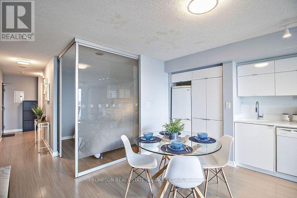 2208 - 21 Iceboat Terrace, Toronto, Ontario M5V 4B1 - Photo 13 - C13631970