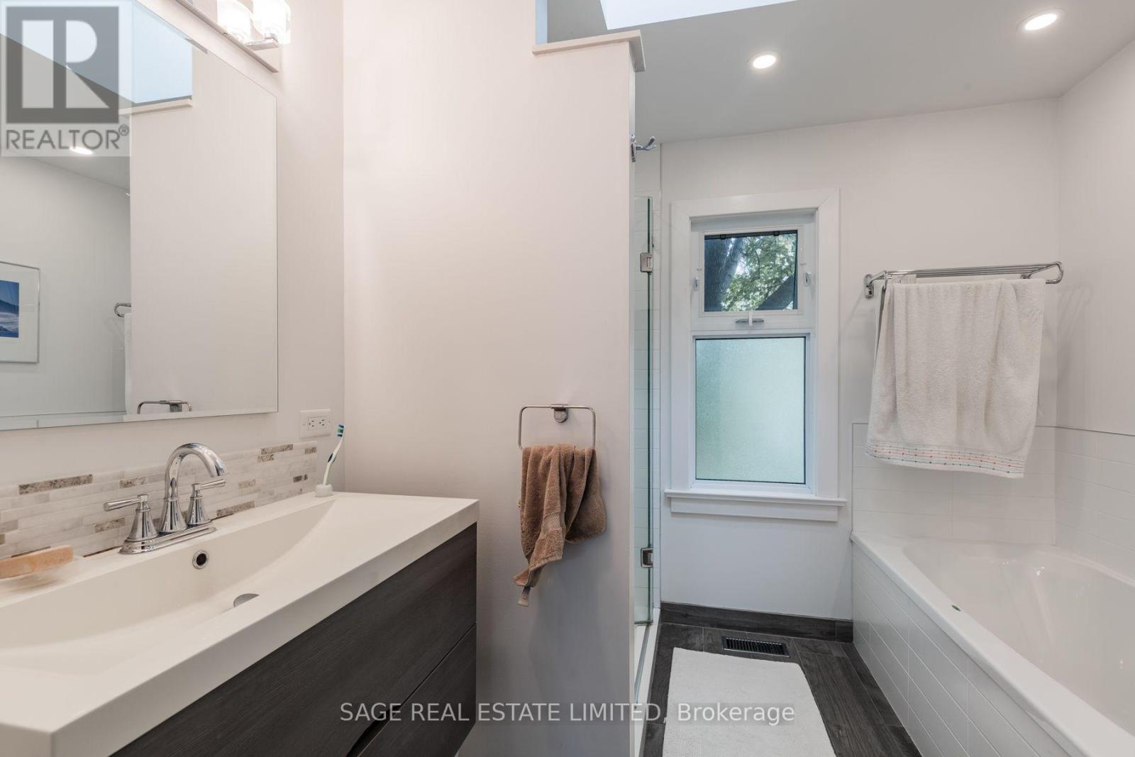 433 Woodfield Road, Toronto, Ontario  M4L 2X4 - Photo 18 - E13631950