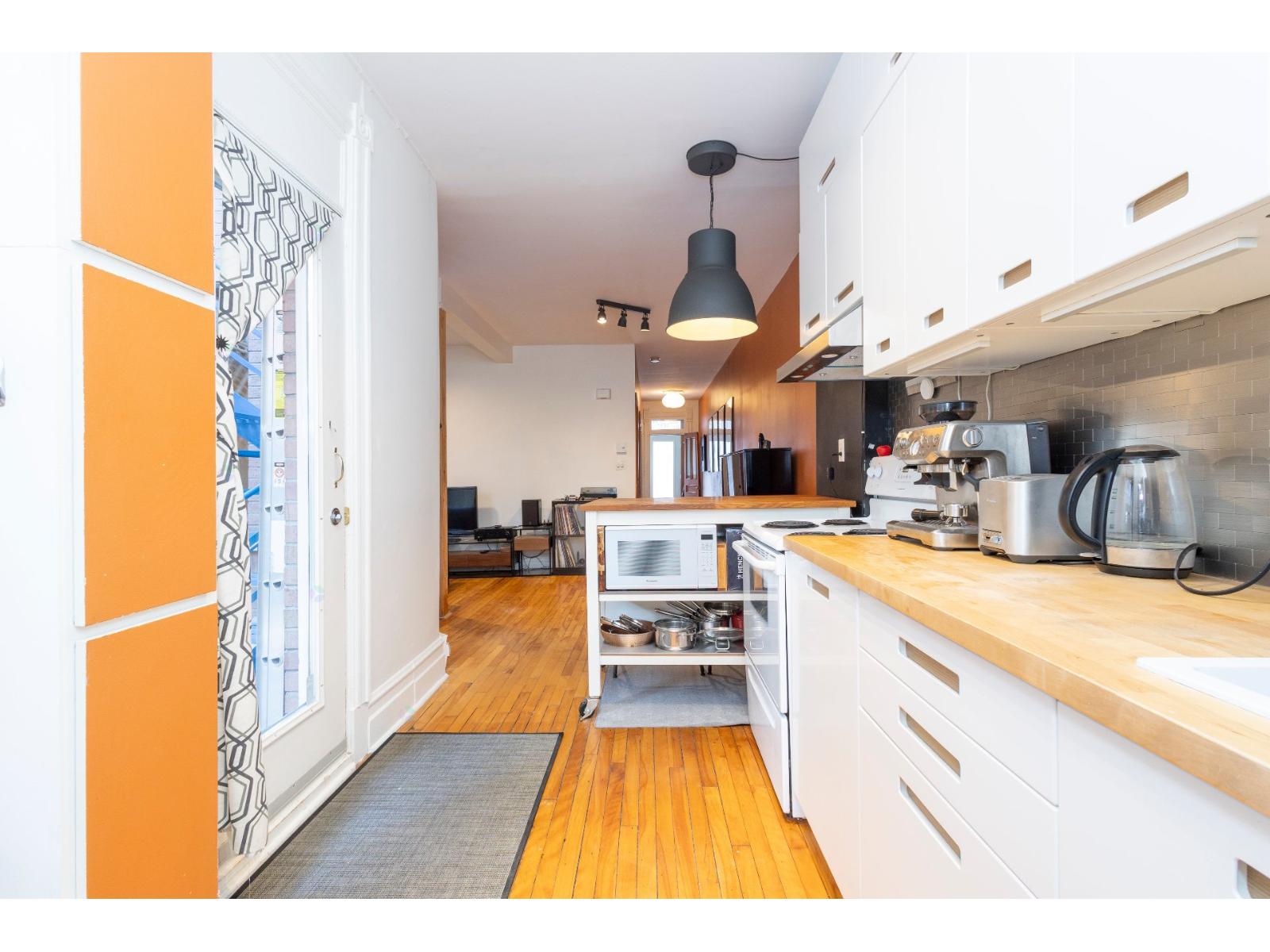 3707 Av. Henri-Julien Montréal (Le Plateau-Mont-Royal) Quebec Canada H2X3H4 4