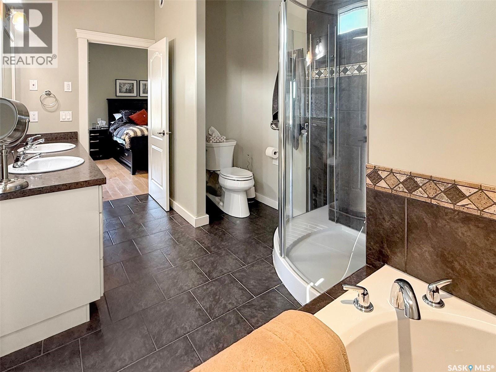 702 Cooper Drive, Swift Current, Saskatchewan S9H 2A8 - Photo 16 - SK044129