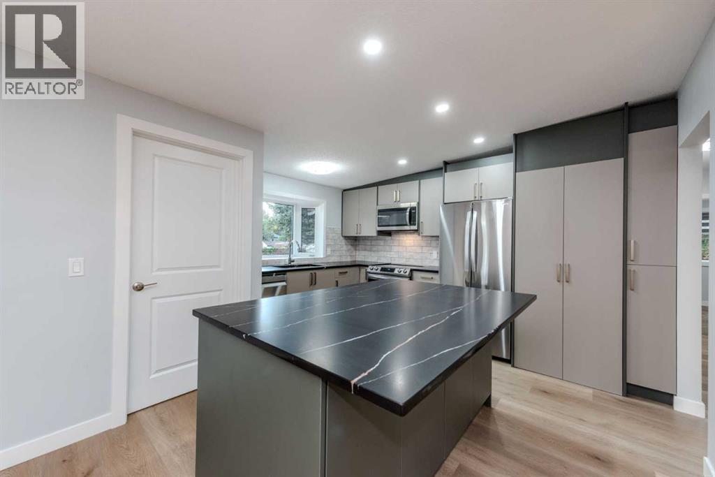5655 Dalhousie Drive NW, Calgary, Alberta  T3A 1Y5 - Photo 3 - A2330131
