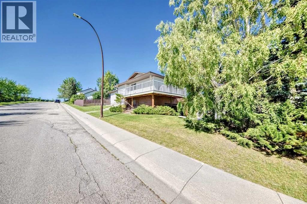 131 Ranchlands Court NW, Calgary, Alberta  T3G 1N8 - Photo 4 - A2309074