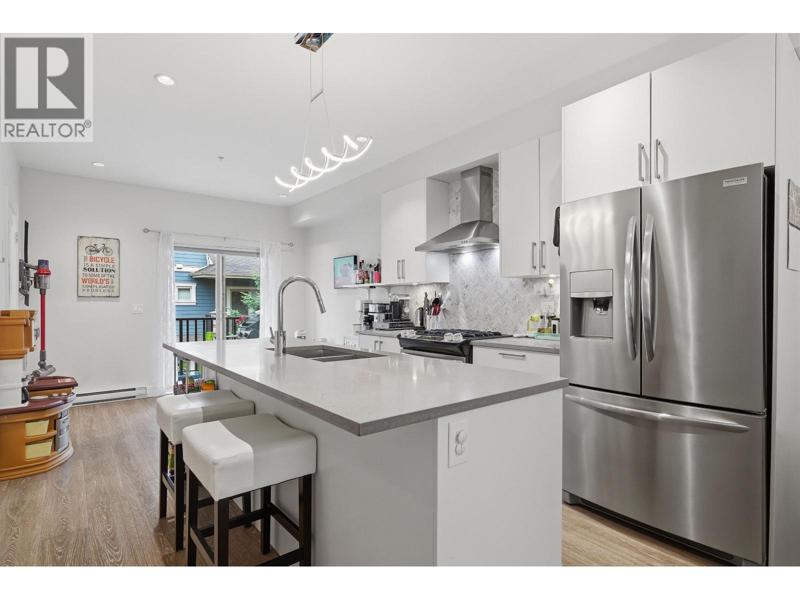 23 843 Ewen Avenue, New Westminster, British Columbia  V3M 0K6 - Photo 1 - R3140244