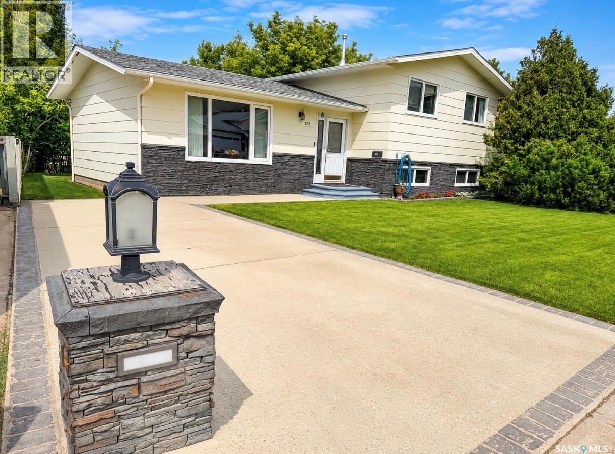325 Aspen Drive, Swift Current, Saskatchewan  S9H 3Z8 - Photo 1 - SK044374