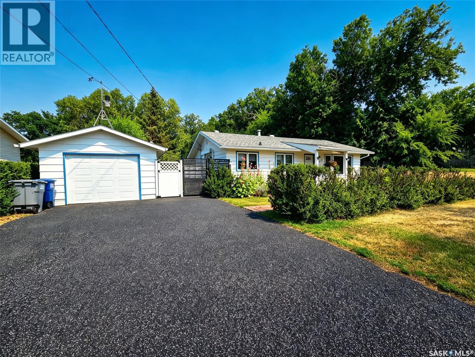 203 Pottery Street, Eastend, Saskatchewan  S0N 0T0 - Photo 1 - SK044389