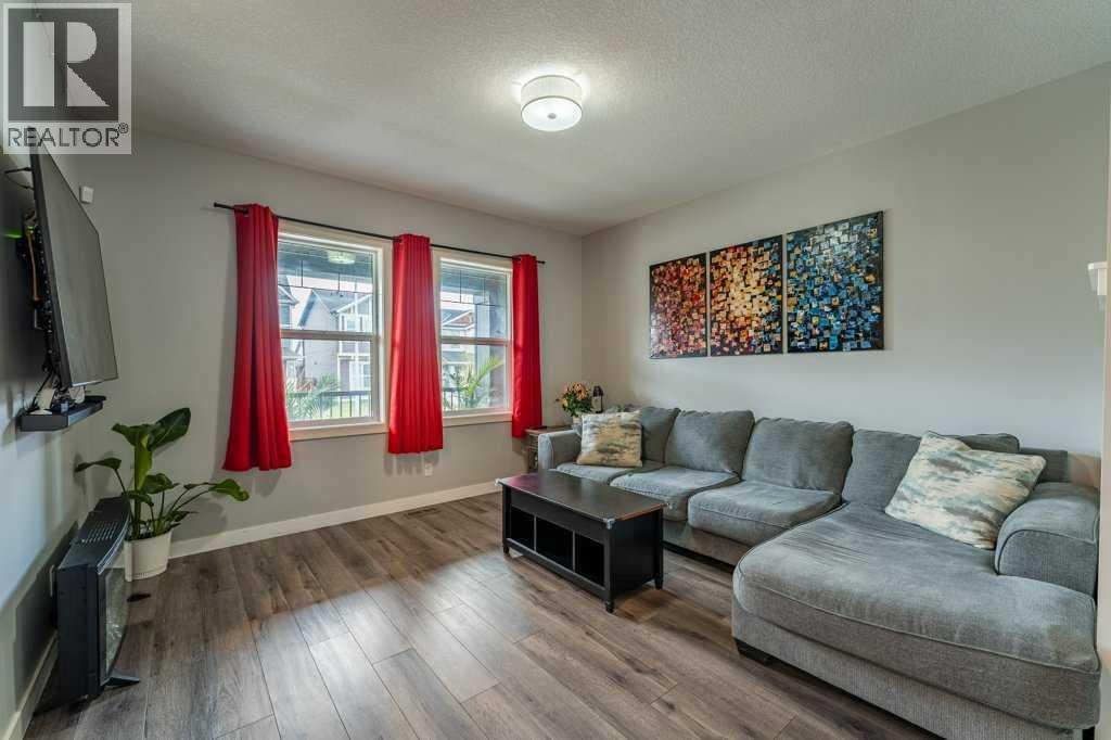 110 Hillcrest Close SW, Airdrie, Alberta  T4B 4H6 - Photo 4 - A2312363