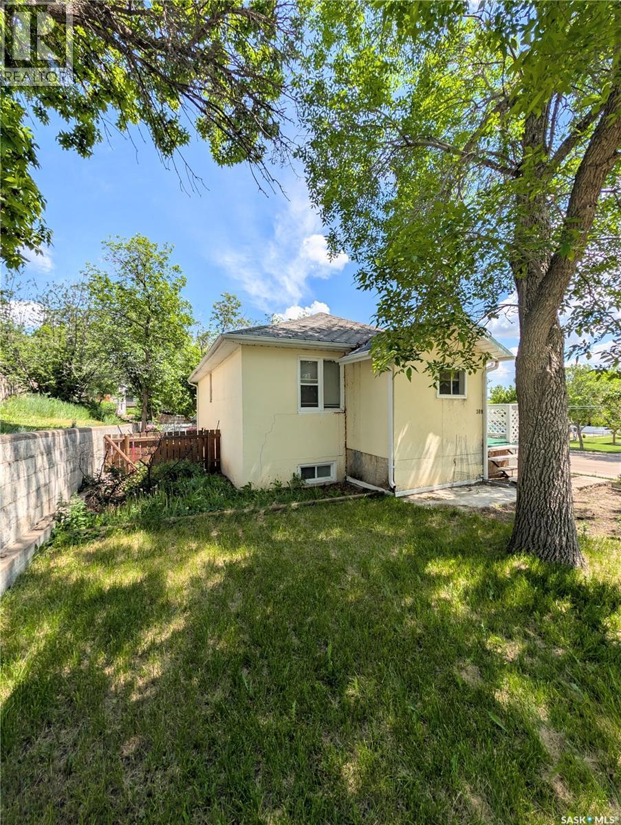 309 6th Avenue Nw, Swift Current, Saskatchewan S9H 0X9 - Photo 2 - SK044323