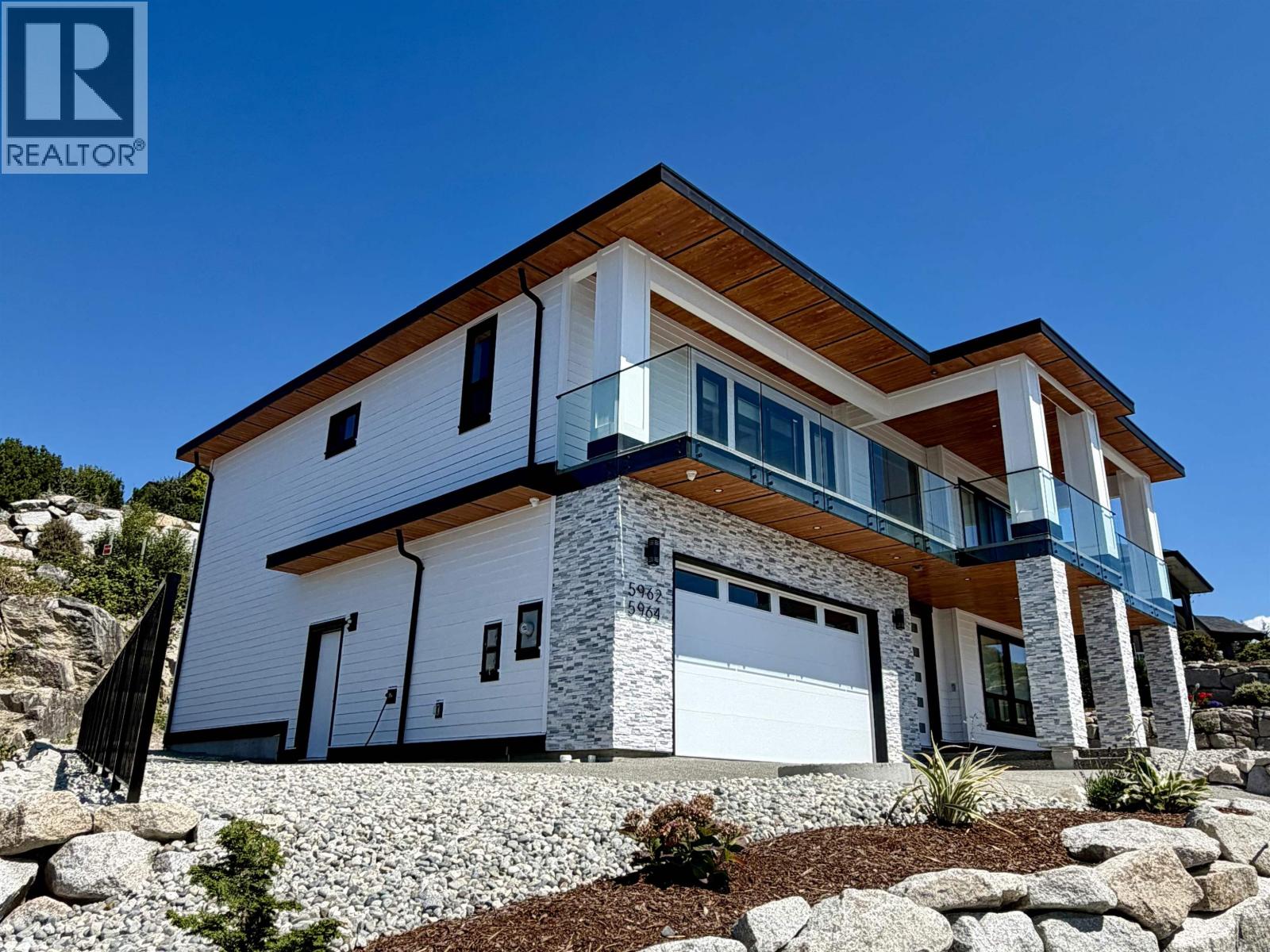 5962-5964 BARNACLE STREET, Sechelt, British Columbia
