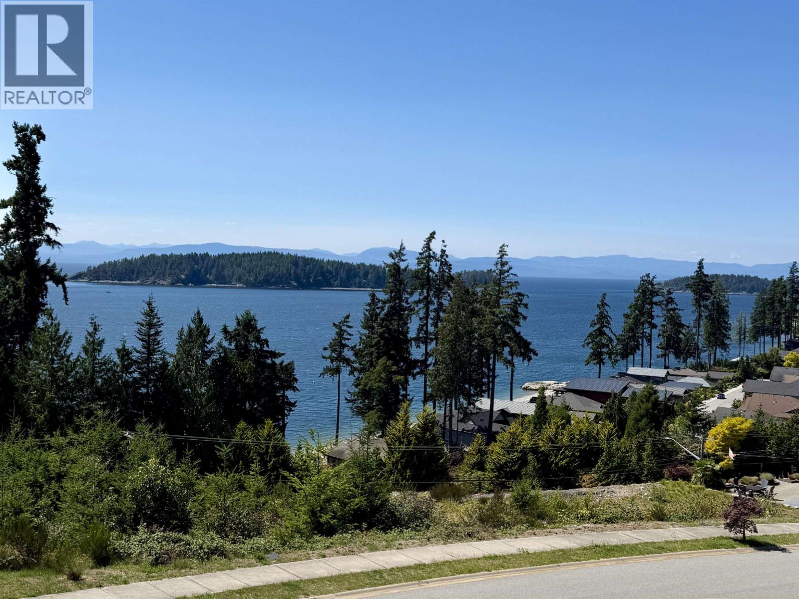 5962-5964 Barnacle Street, Sechelt, British Columbia  V7Z 0V4 - Photo 2 - R3133057