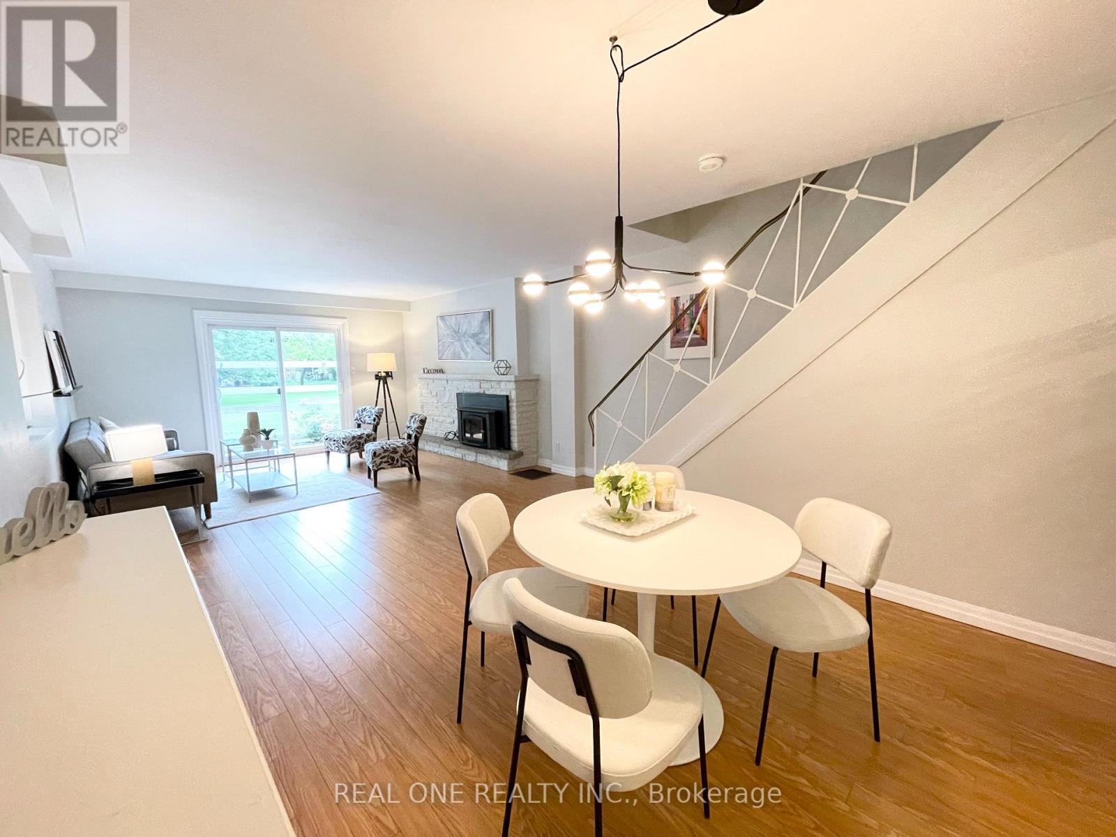 290 Westcourt Place, Waterloo, Ontario  N2L 2R7 - Photo 4 - X13632356