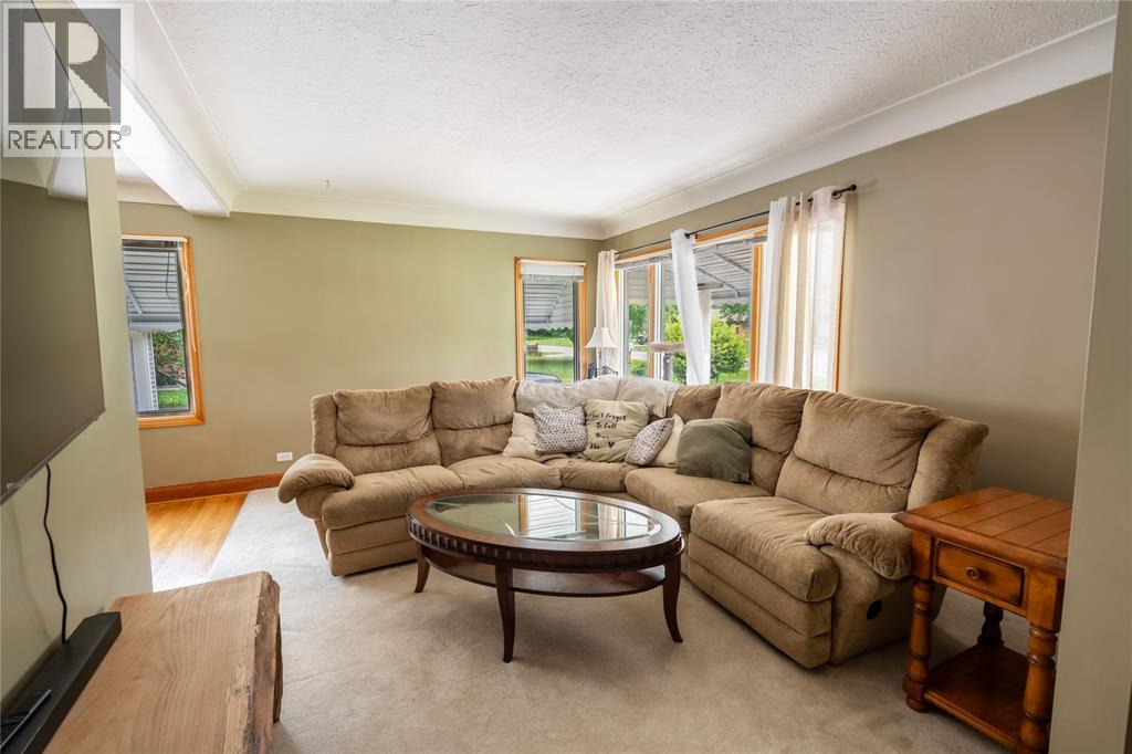 416 Ignatiefna Street, Petrolia, Ontario  N0N 1R0 - Photo 6 - 26018354