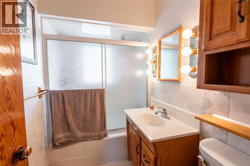 416 Ignatiefna Street, Petrolia, Ontario  N0N 1R0 - Photo 16 - 26018354