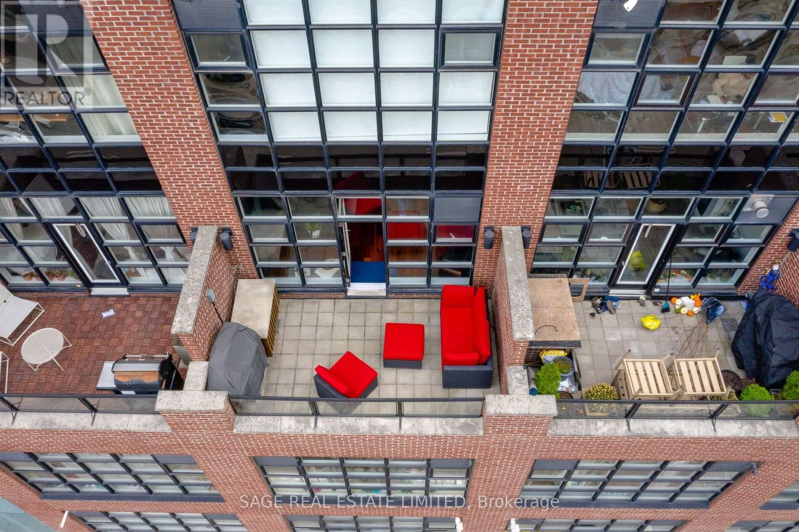 <div class="slider-price">$949,000</div><p>402 - 261 King Street E, Toronto, Ontario</p>