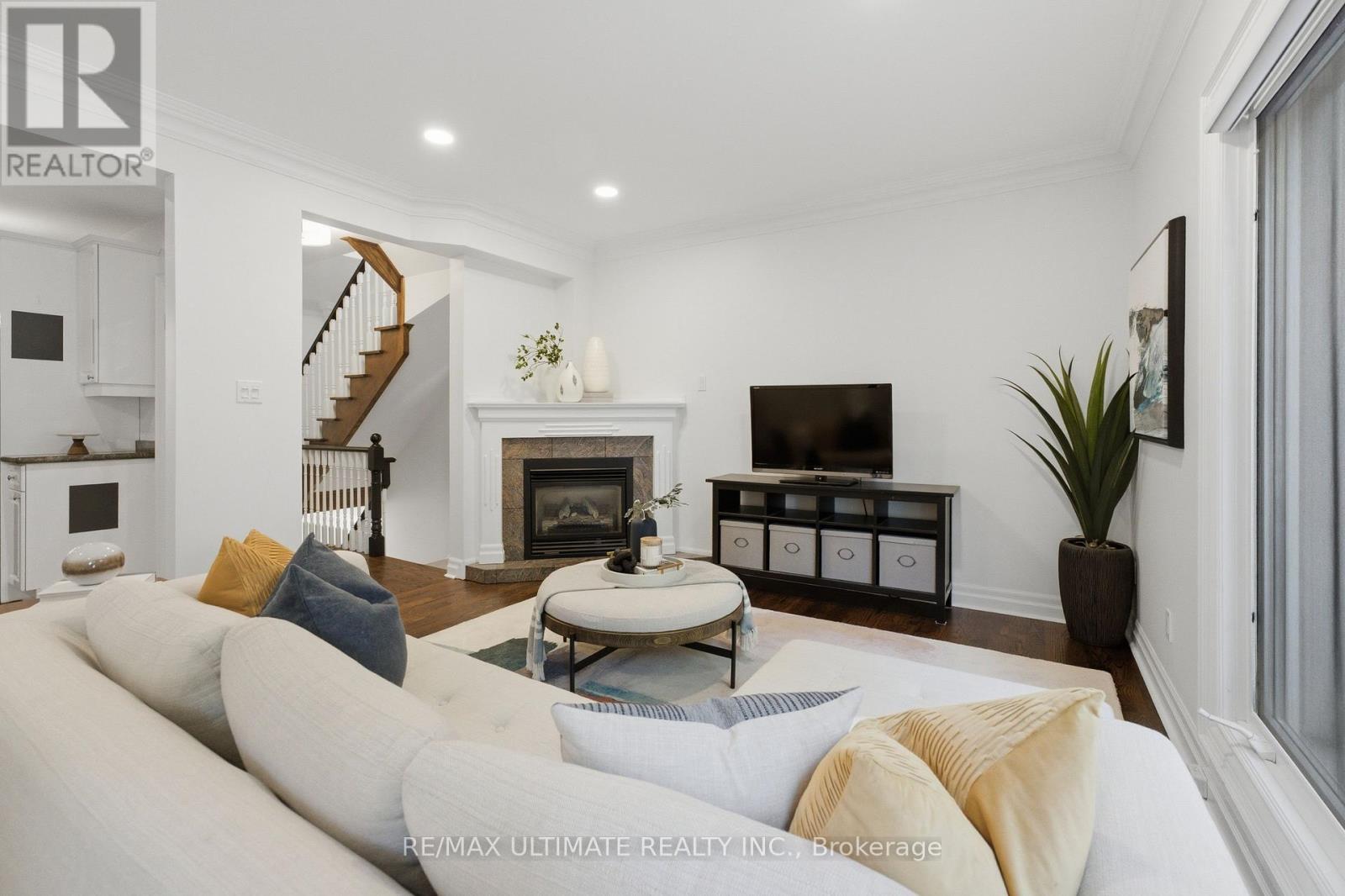 214 Sutherland Drive, Toronto, Ontario  M4G 1J2 - Photo 12 - C13632446