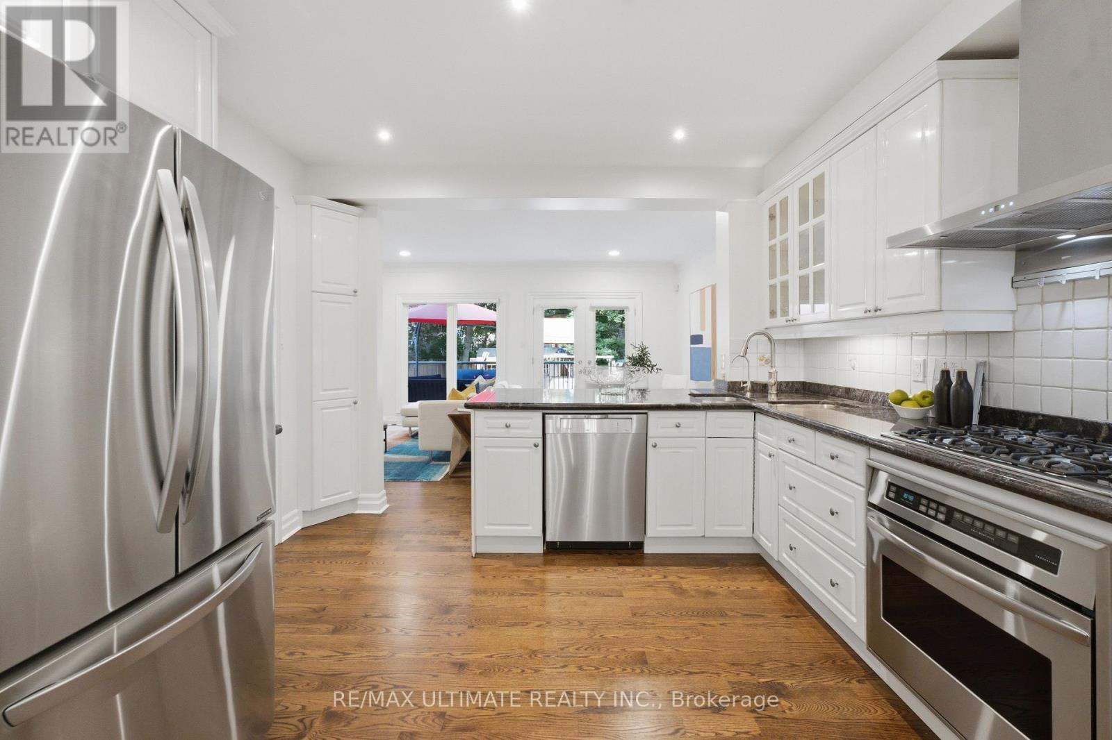 214 Sutherland Drive, Toronto, Ontario  M4G 1J2 - Photo 8 - C13632446