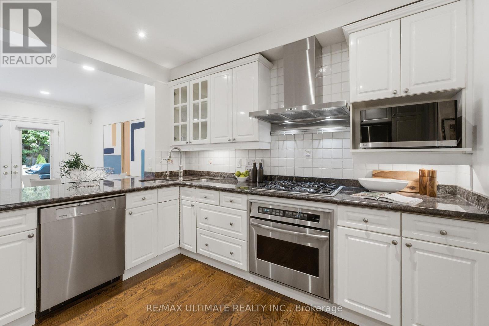 214 Sutherland Drive, Toronto, Ontario  M4G 1J2 - Photo 9 - C13632446