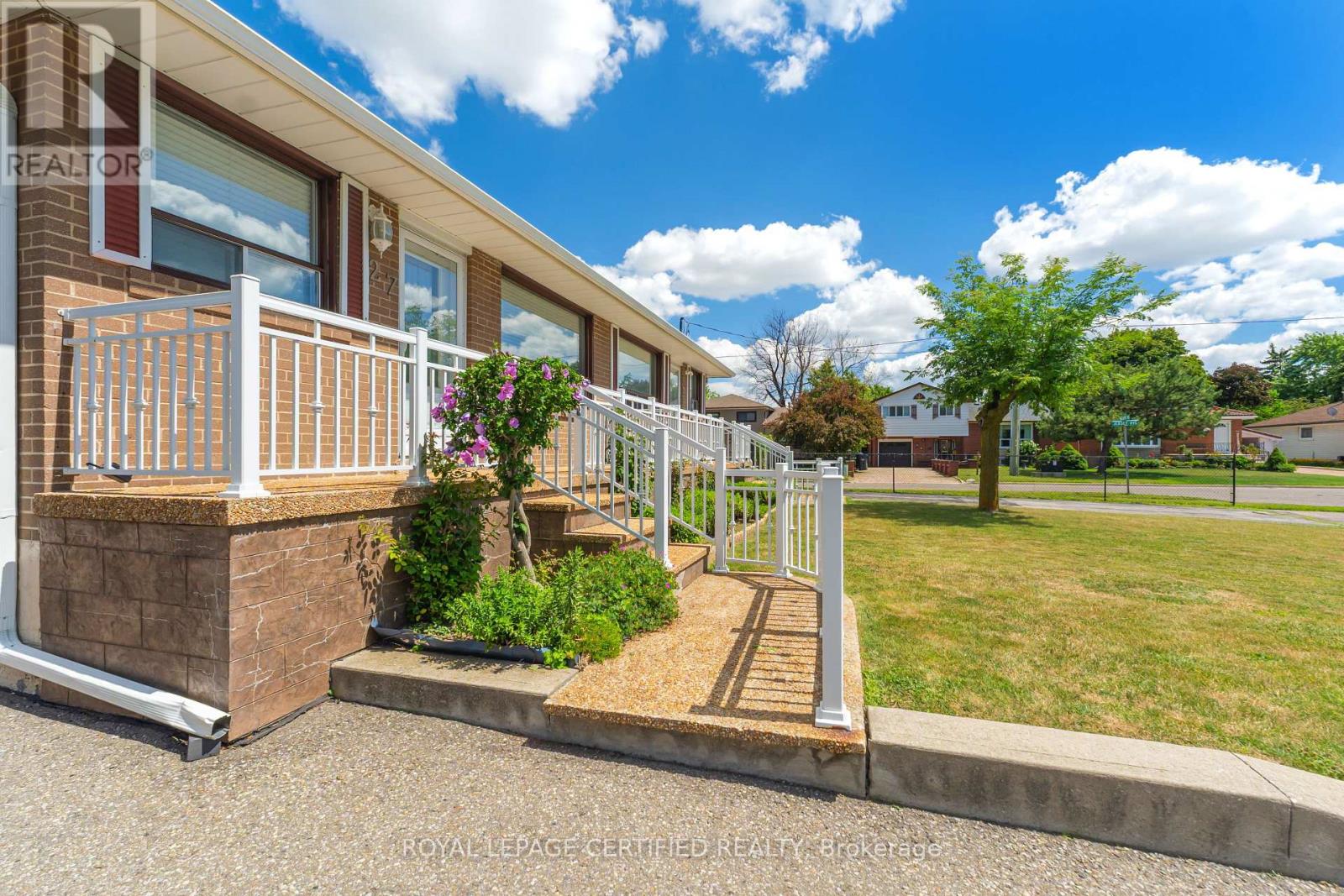 27 Milner Road, Brampton, Ontario  L6W 3A7 - Photo 4 - W13632420