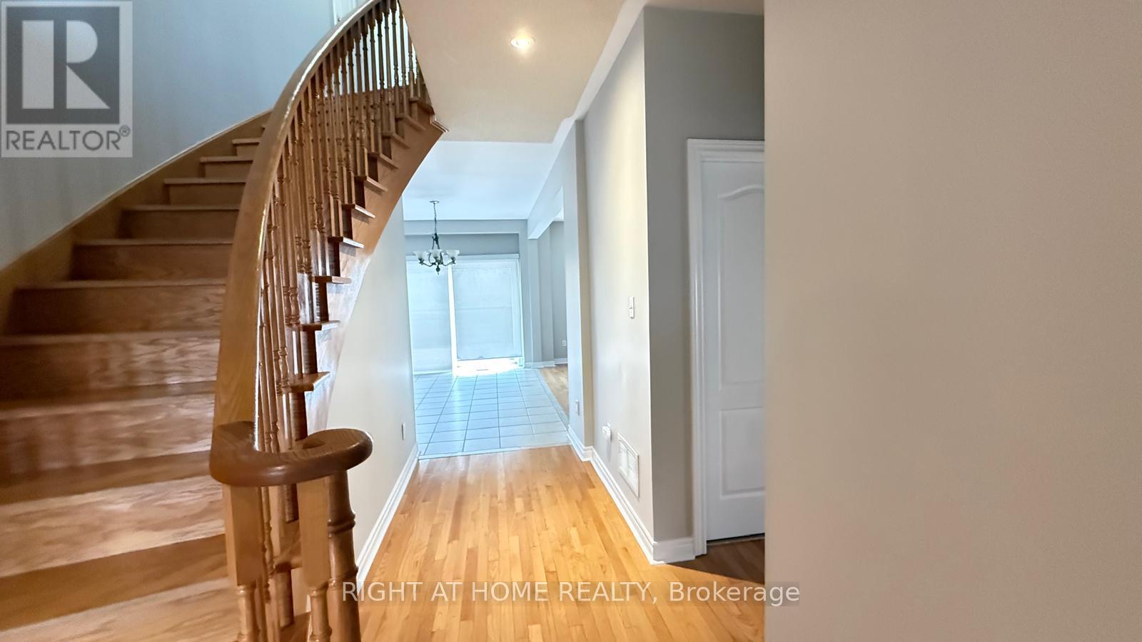 28 Laurentide Crescent, Brampton, Ontario  L6P 1Y4 - Photo 5 - W13632440