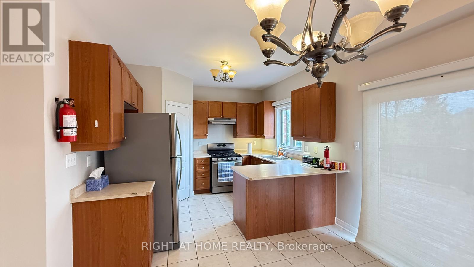 28 Laurentide Crescent, Brampton, Ontario  L6P 1Y4 - Photo 7 - W13632440