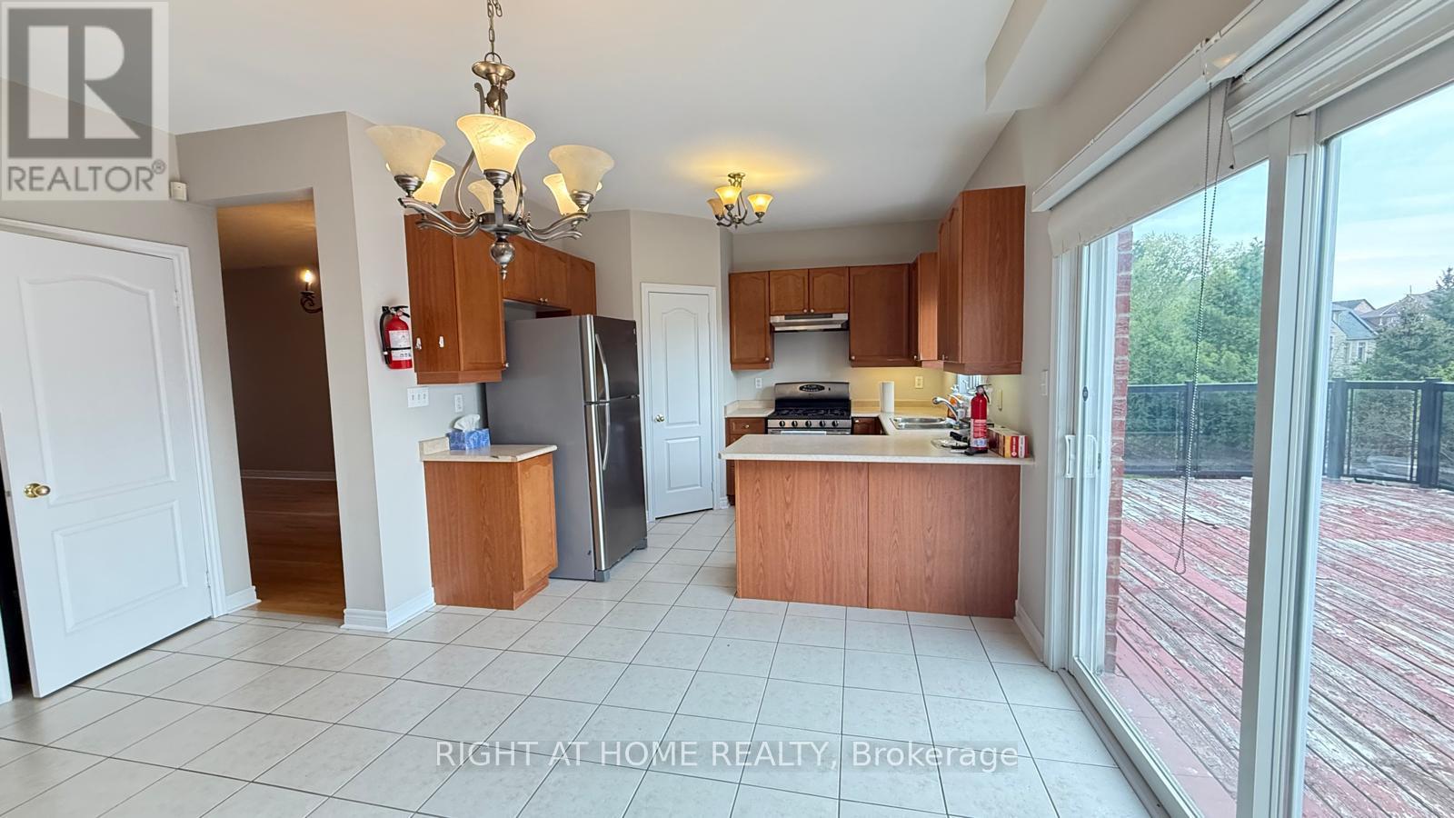 28 Laurentide Crescent, Brampton, Ontario  L6P 1Y4 - Photo 8 - W13632440