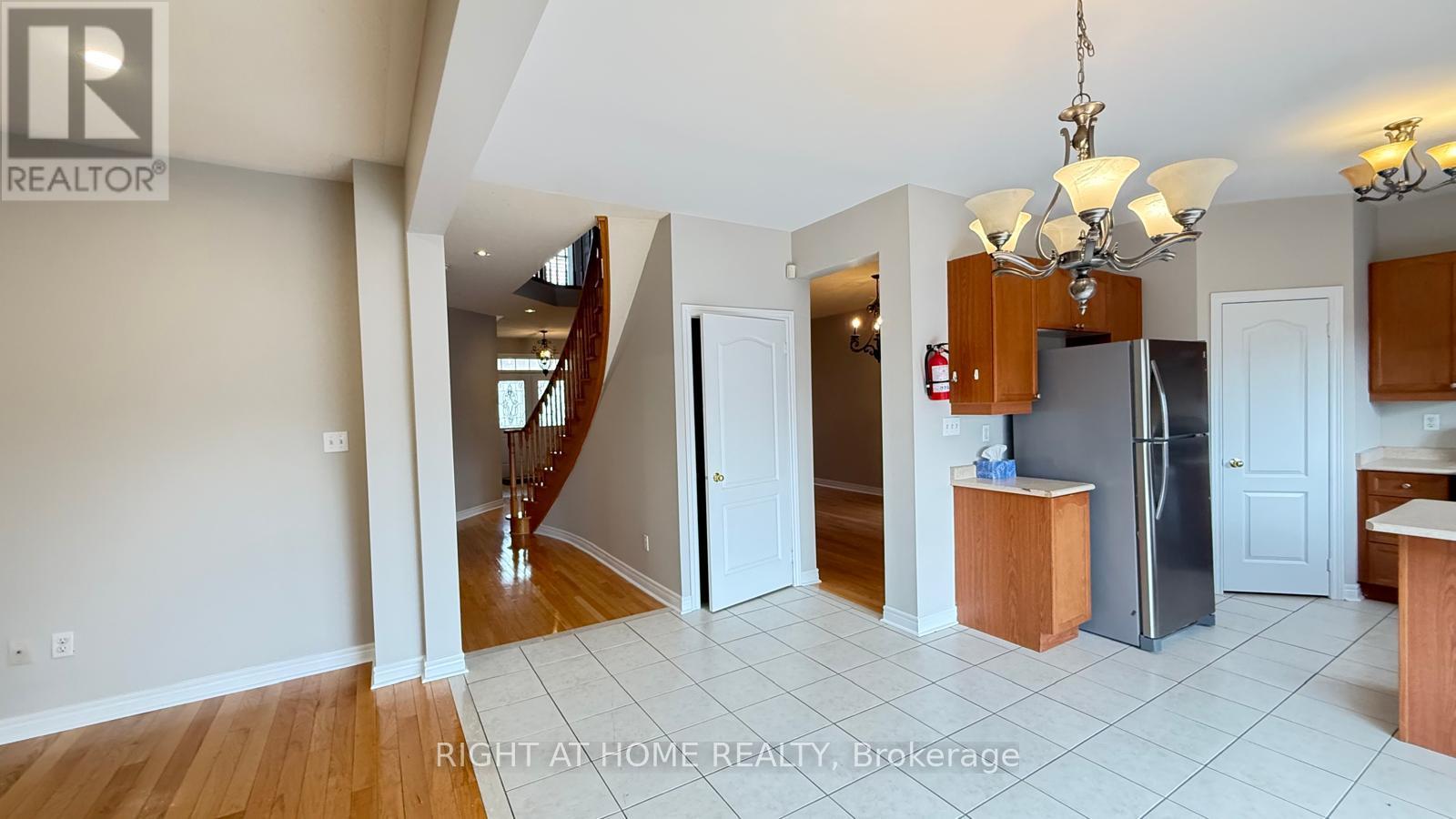 28 Laurentide Crescent, Brampton, Ontario  L6P 1Y4 - Photo 9 - W13632440
