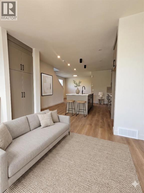 3203 14 Avenue SW, Calgary, Alberta  t3c 0w7 - Photo 3 - A2323841