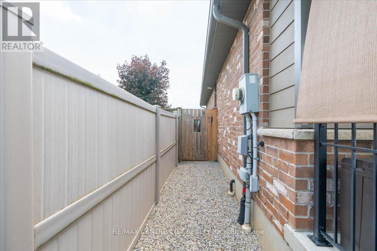 2 Cherry Blossom Lane, St. Thomas, Ontario  N5R 1L2 - Photo 35 - X13632630
