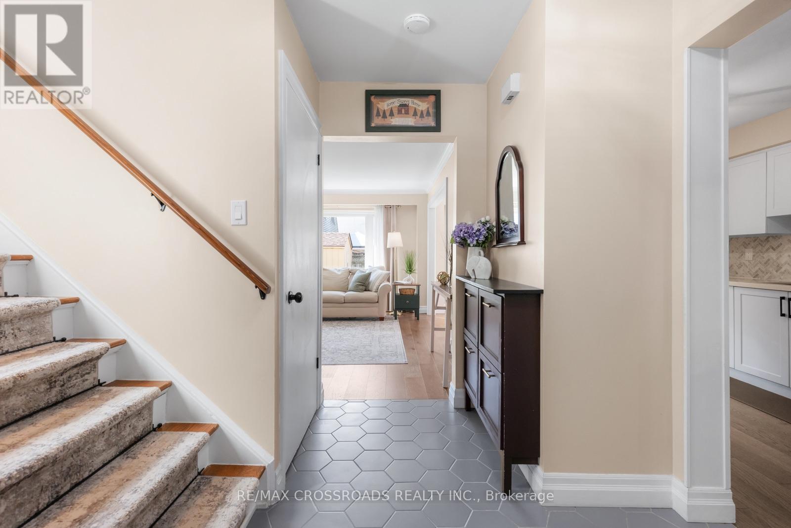 24 Harrison Court, Whitby, Ontario  L1N 6E2 - Photo 5 - E13632594