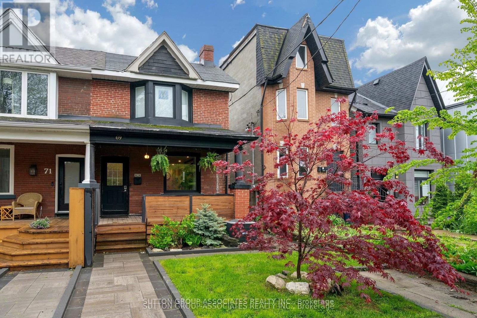 <div class="slider-price">$1,100,000</div><p>69 Dagmar Avenue, Toronto, Ontario</p>