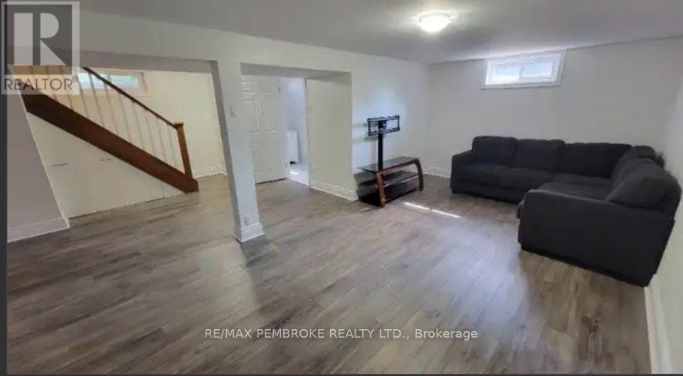 32 Park Drive, Petawawa, Ontario  K8H 2E1 - Photo 14 - X13632652
