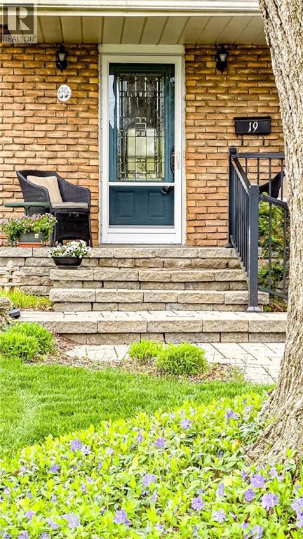 19 Chateau Court, Hamilton, Ontario  L9C 5P3 - Photo 4 - 40830639
