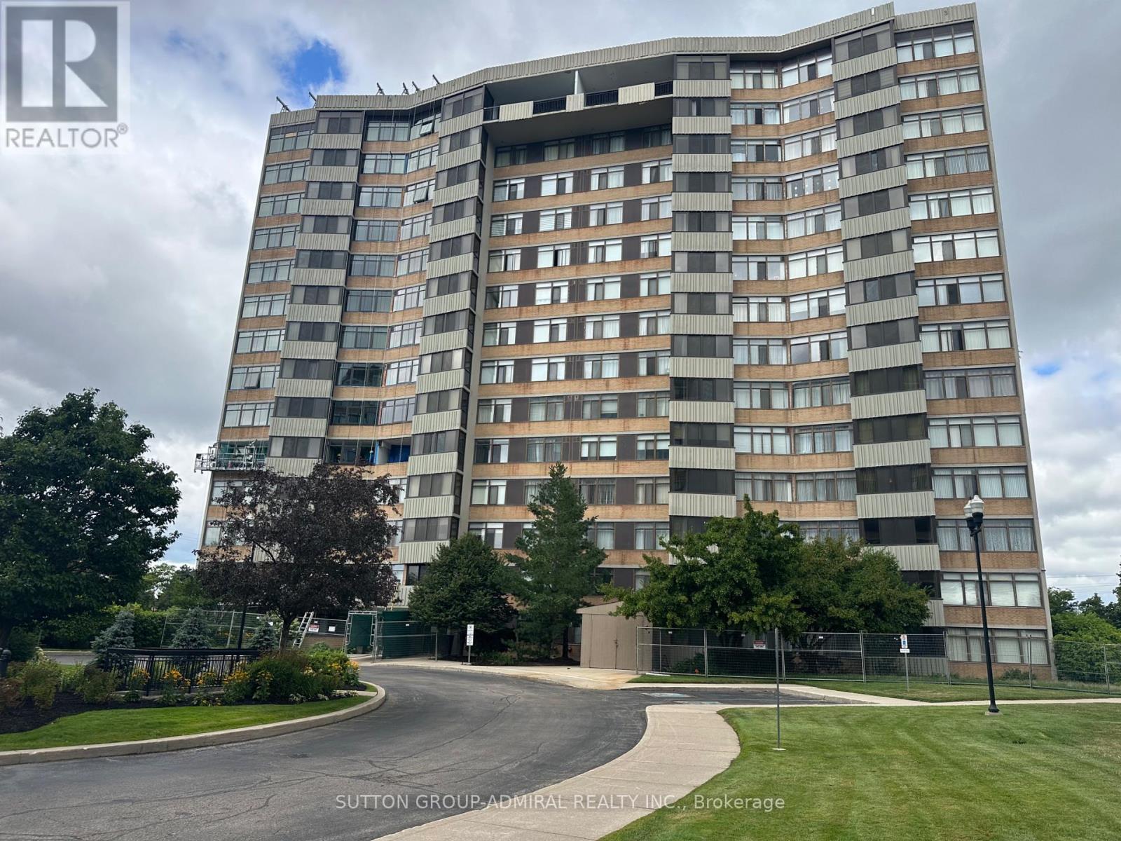 <div class="slider-price">$699,900</div><p>1201 Steeles Avenue, Toronto, Ontario</p>