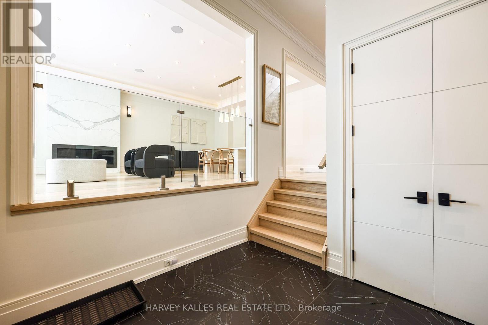 42 Carmichael Avenue, Toronto (Bedford Park-Nortown), Ontario  M5M 2W7 - Photo 3 - C13632810