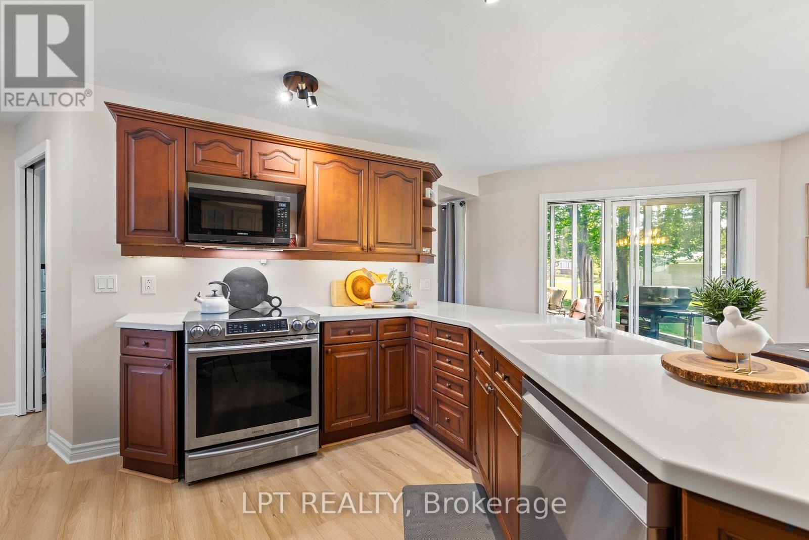 204 The Queensway S, Georgina, Ontario  L4P 2A6 - Photo 12 - N13632680