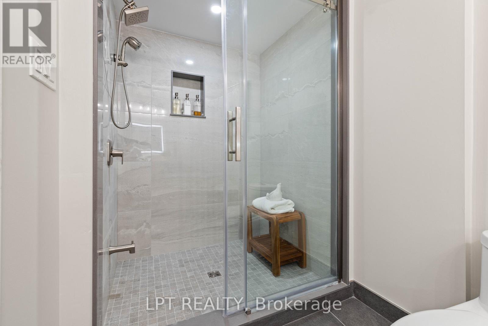 204 The Queensway S, Georgina, Ontario  L4P 2A6 - Photo 24 - N13632680