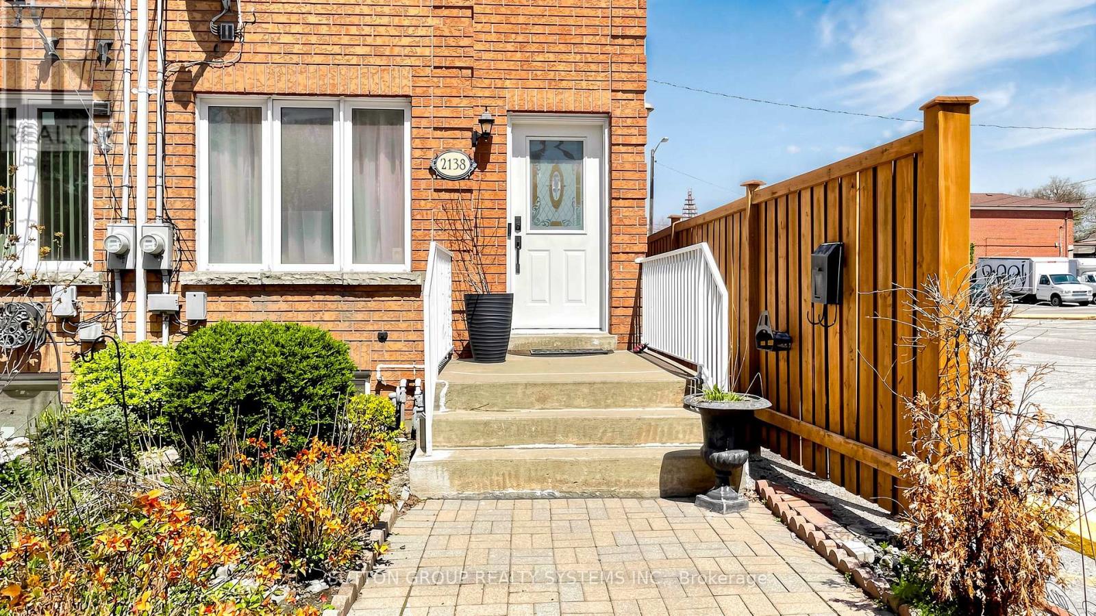2138 Eglinton Avenue W, Toronto, Ontario  M6E 2K8 - Photo 2 - W13632682