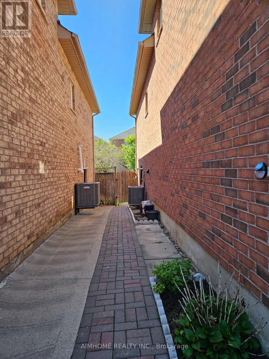 3227 Scotch Pine Gate, Mississauga, Ontario  L5N 8E6 - Photo 2 - W13632714