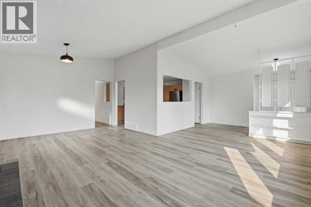 731 Queensland Drive SE, Calgary, Alberta  T2J 4S8 - Photo 9 - A2334302