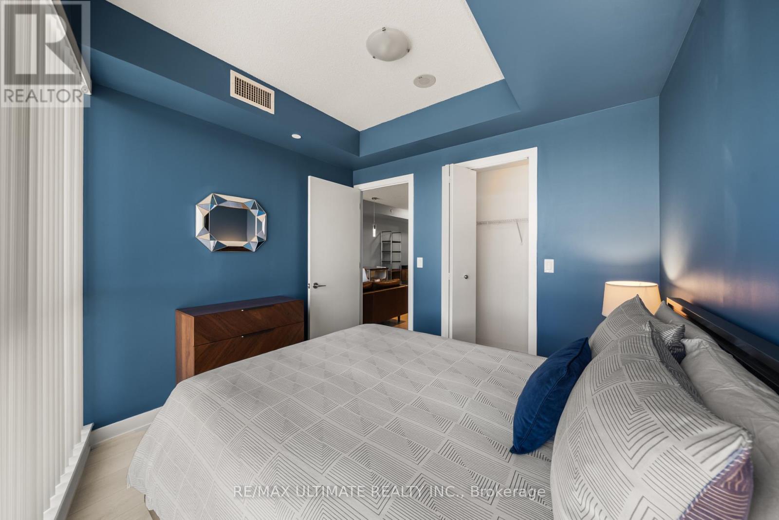 1001 - 50 Bruyeres Mews, Toronto, Ontario  M5V 0A7 - Photo 11 - C13632902
