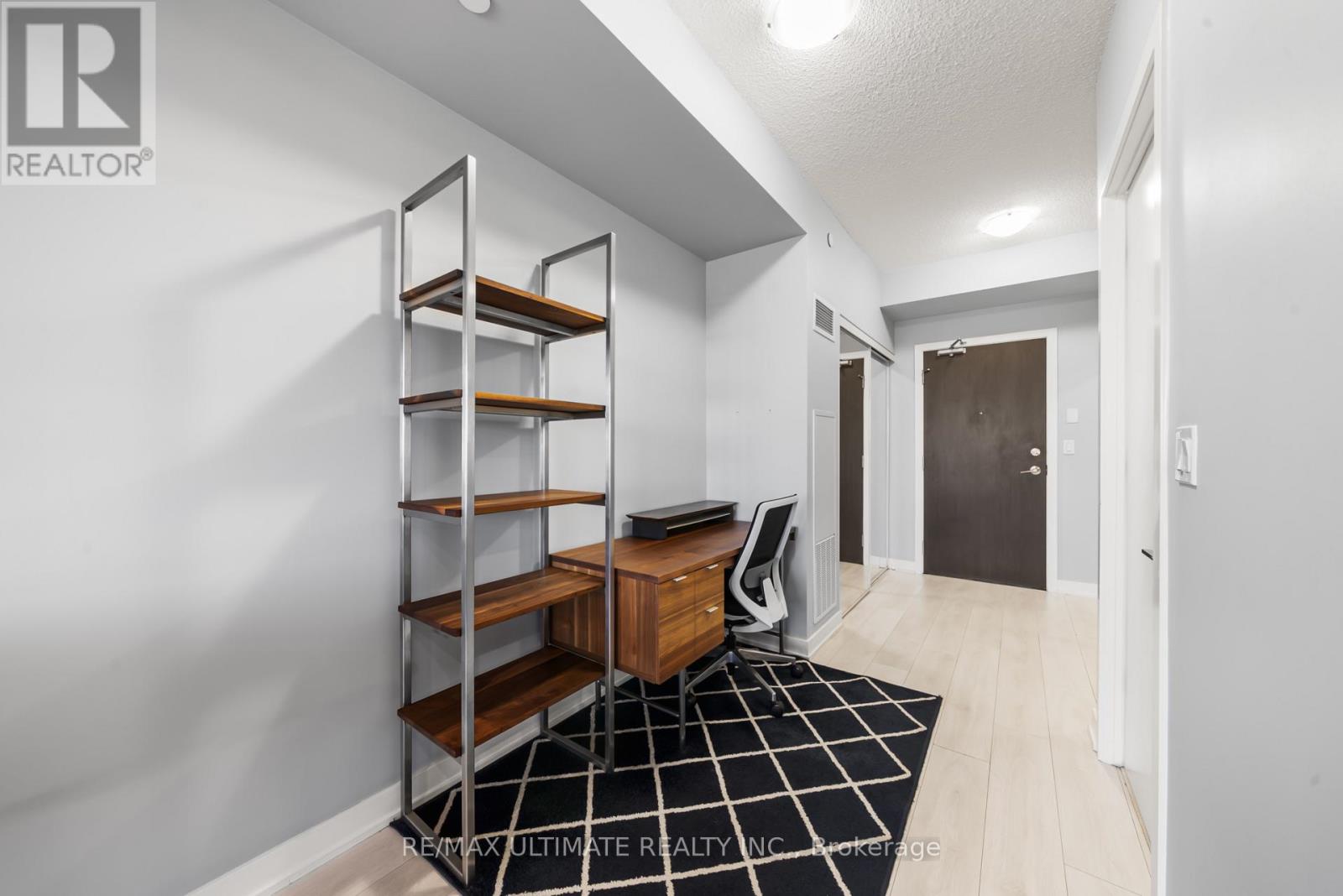 1001 - 50 Bruyeres Mews, Toronto, Ontario  M5V 0A7 - Photo 4 - C13632902