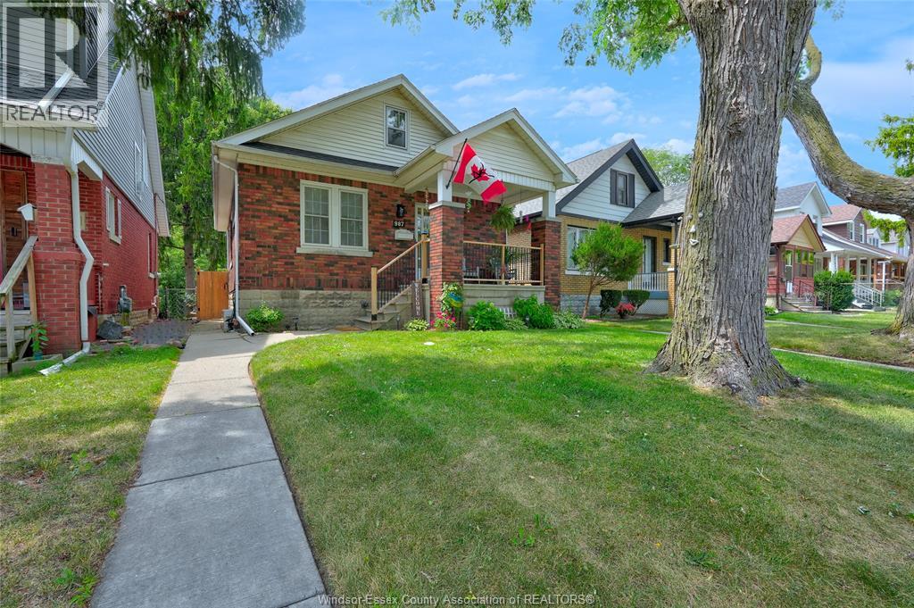 987 Curry, Windsor, Ontario  N9B 2C4 - Photo 2 - 26018576