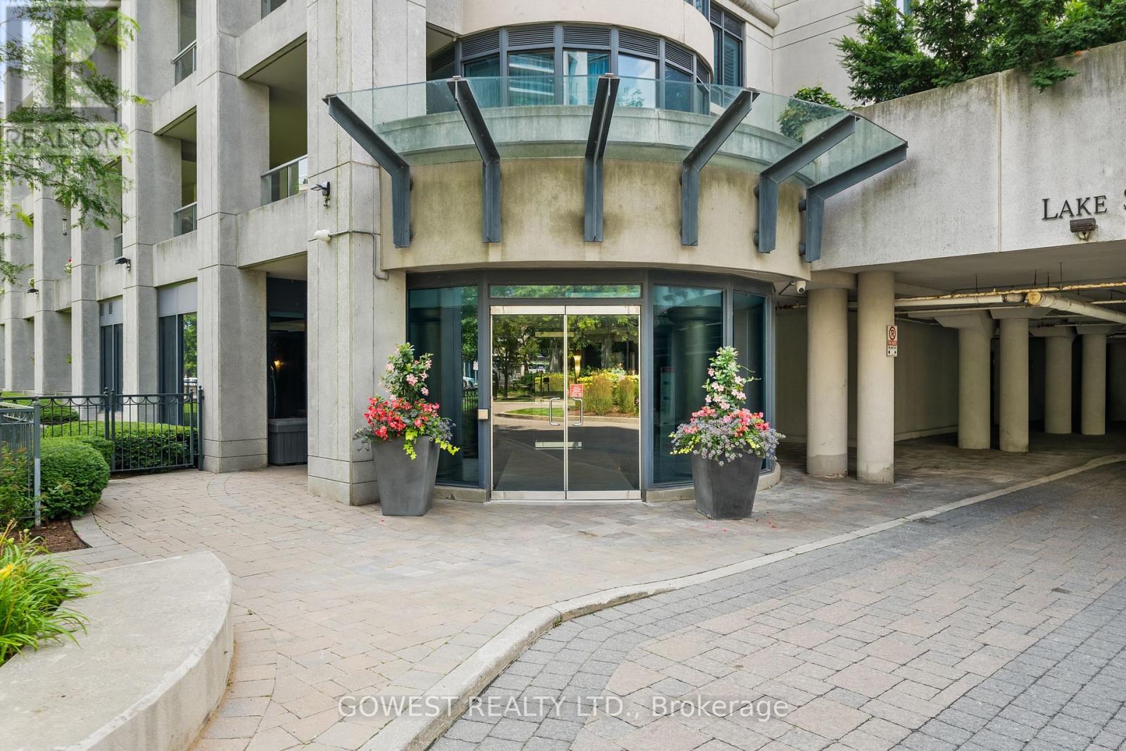 <div class="slider-price">$1,750,000</div><p>318 - 2095 Lake Shore Boulevard W, Toronto, Ontario</p>